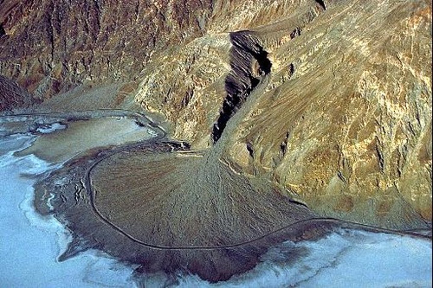 <p>A fan-shaped deposit of sediment formed when a stream's slope is abruptly reduced</p>