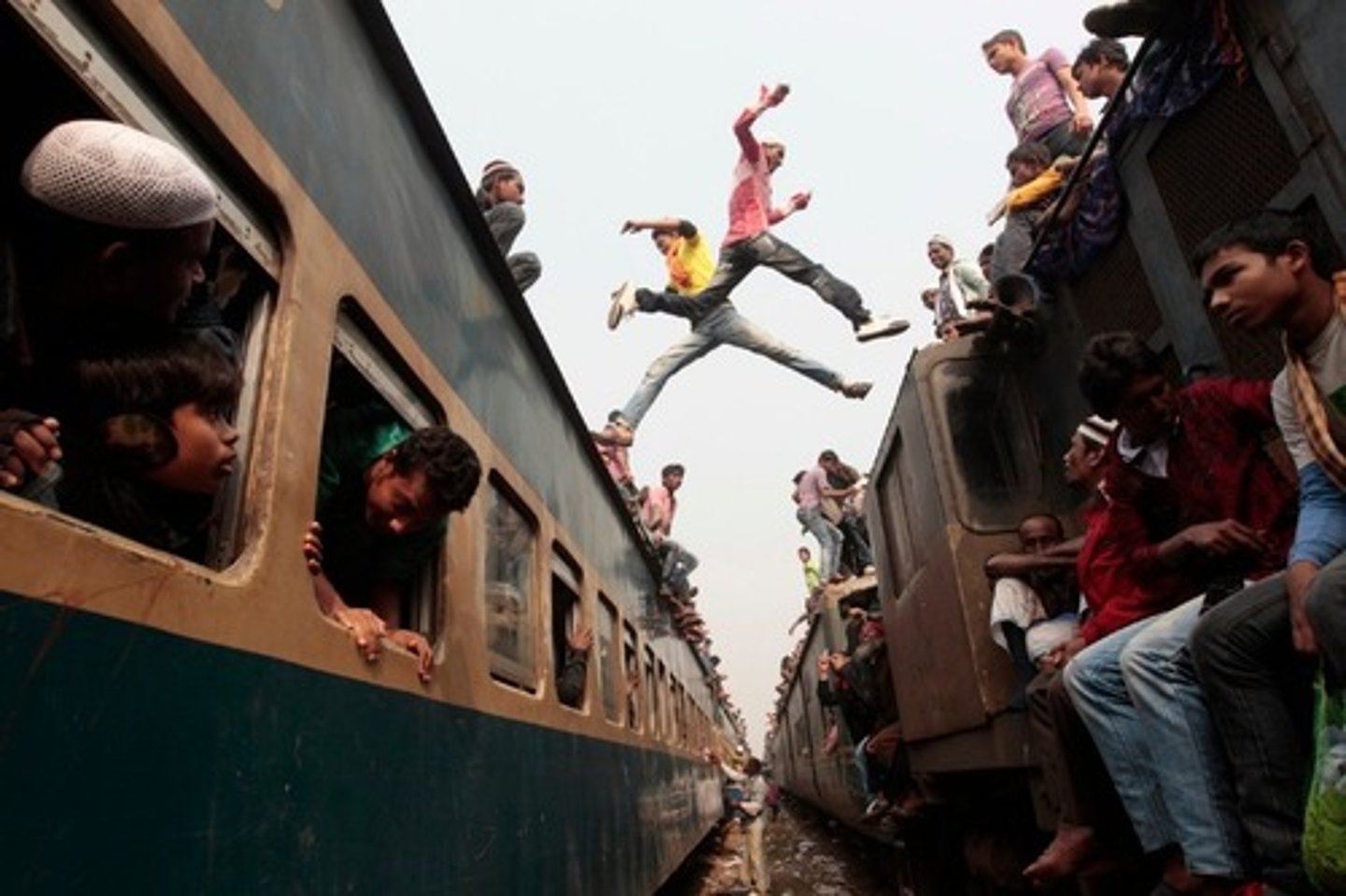 <p>to change, transfer (trains)</p>