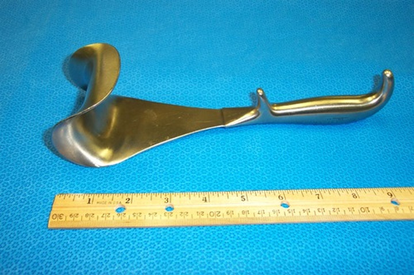 <p>retracts the bladder and is used most often in C-sections</p>