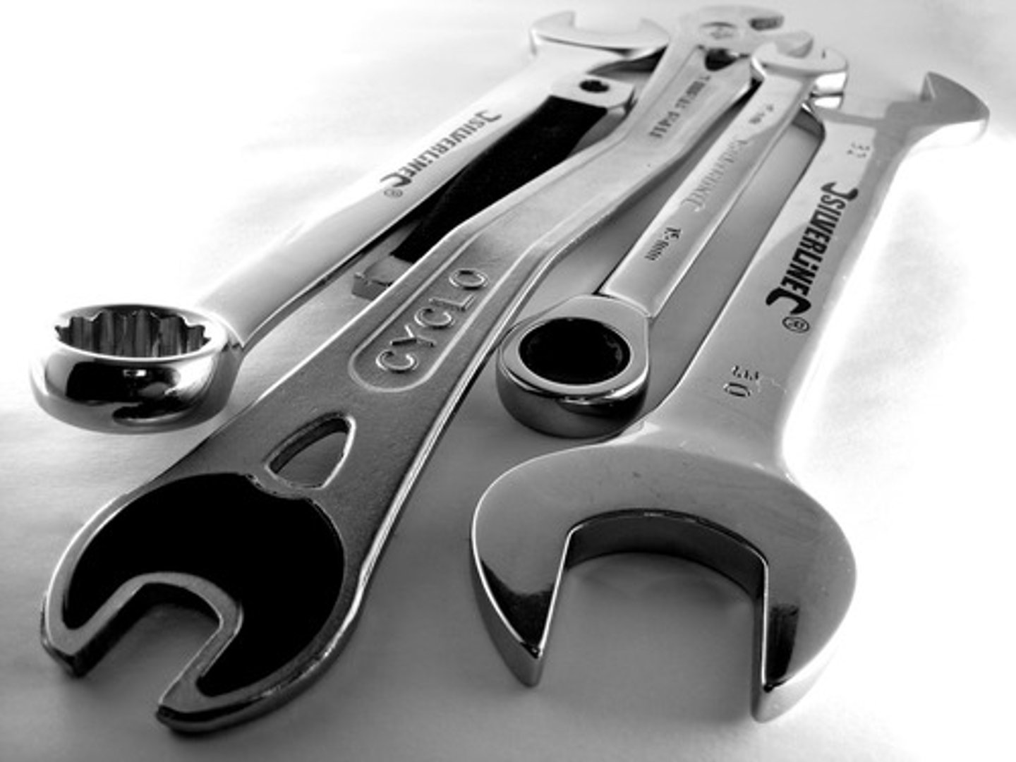<p>to use, utilize</p>