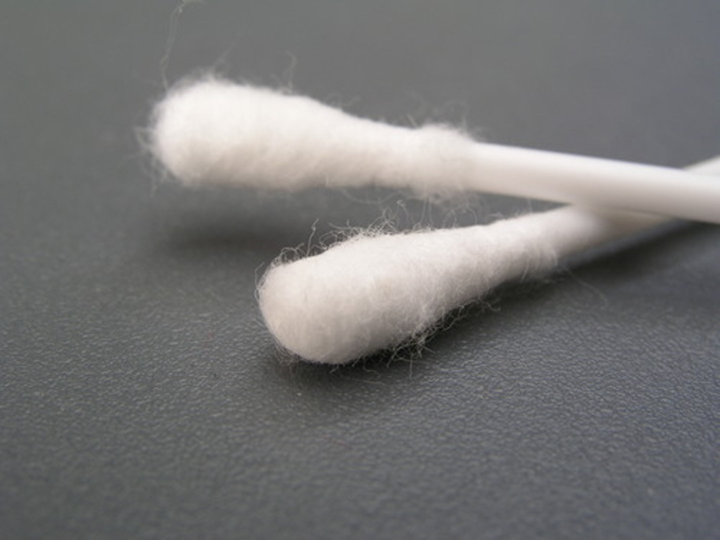 <p>Tăm bông - làm sạch hoặc bôi thuốc lên vết thương. (Clean the wound with a cotton swab - Làm sạch vết thương bằng tăm bông.)</p>