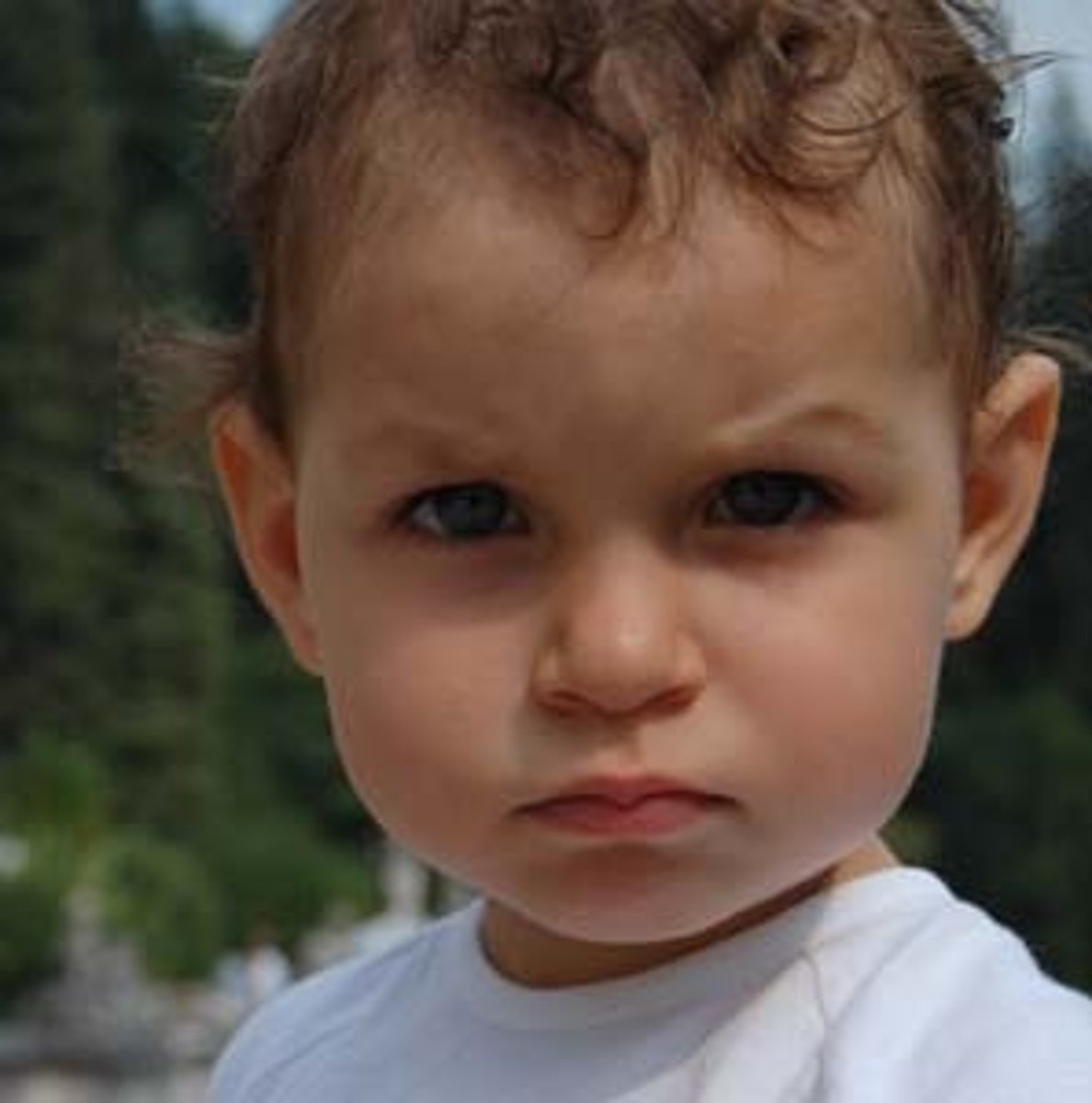 <p>пильно дивитися</p>