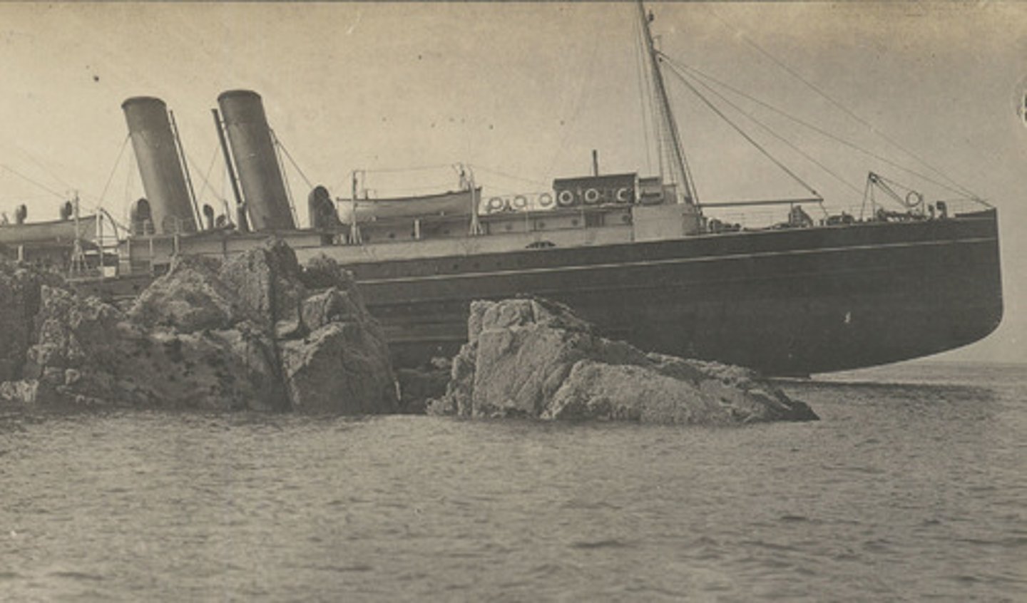 <p>? (running aground, shipwreck)</p>