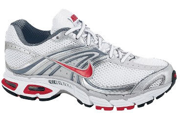 los zapatos de tenis
