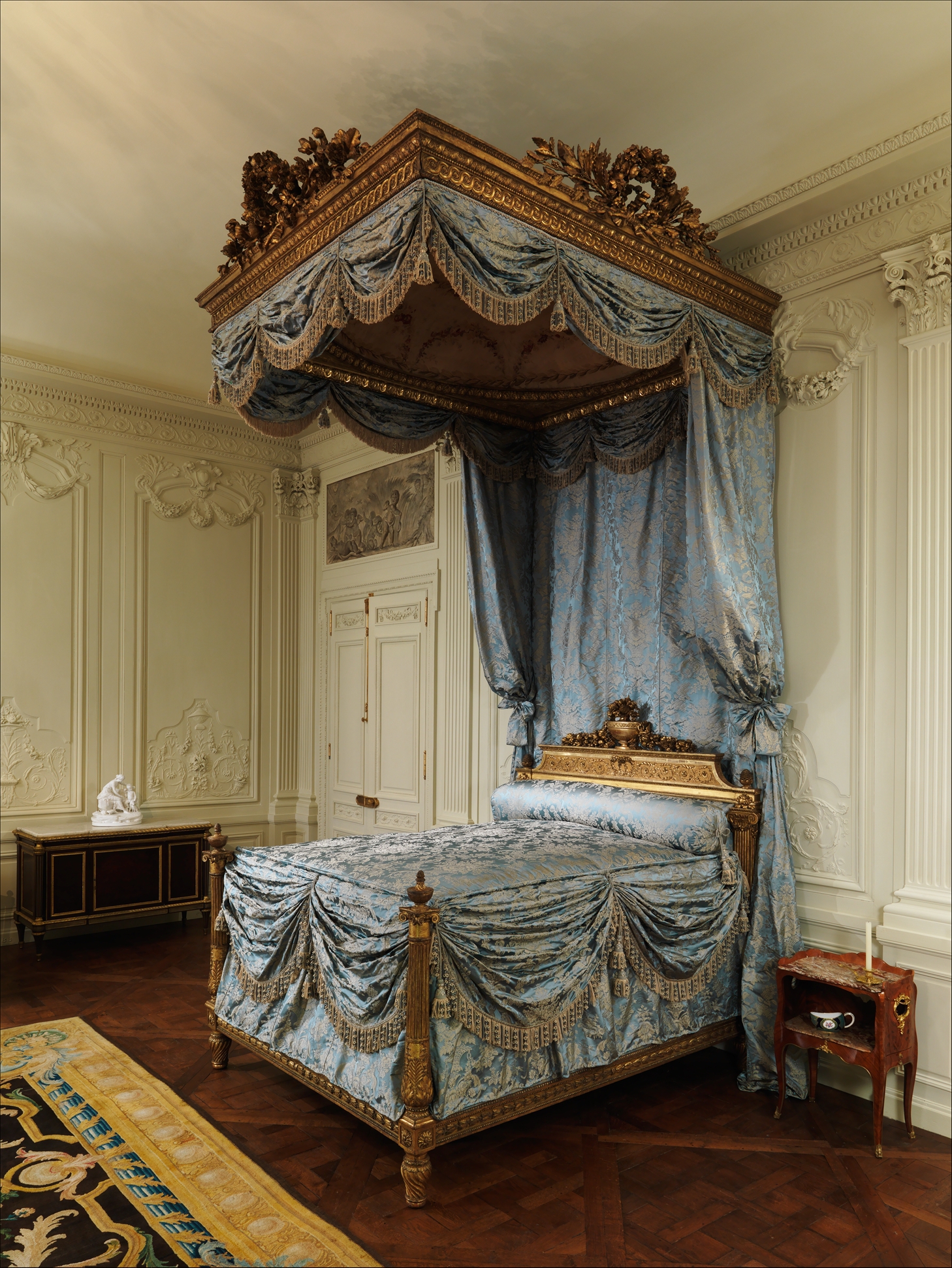 <p>type of bed with a canopy suspended from the ceiling rather than supported by posts </p>