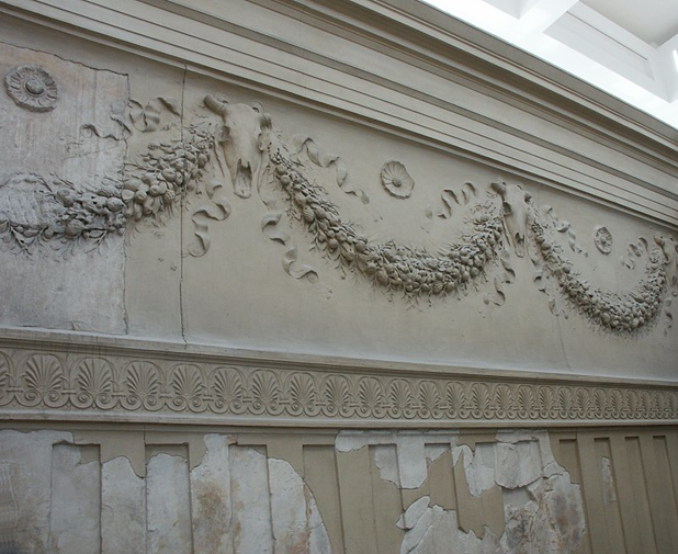 <p>Detaljbilden från Ara Pacis innehåller dekorativa element, vilka? </p>