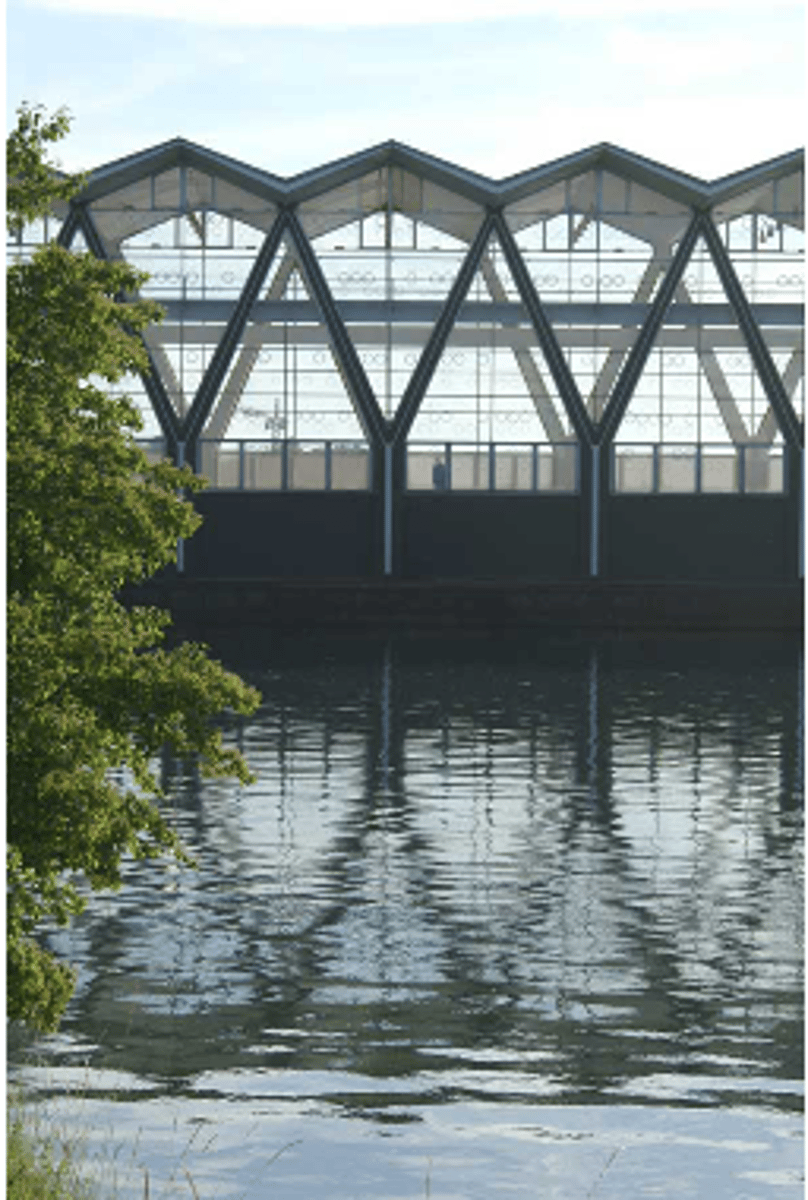 <p>HOUT</p><p>- gevouwen plaatdak ondersteund op Y-kolommen</p>