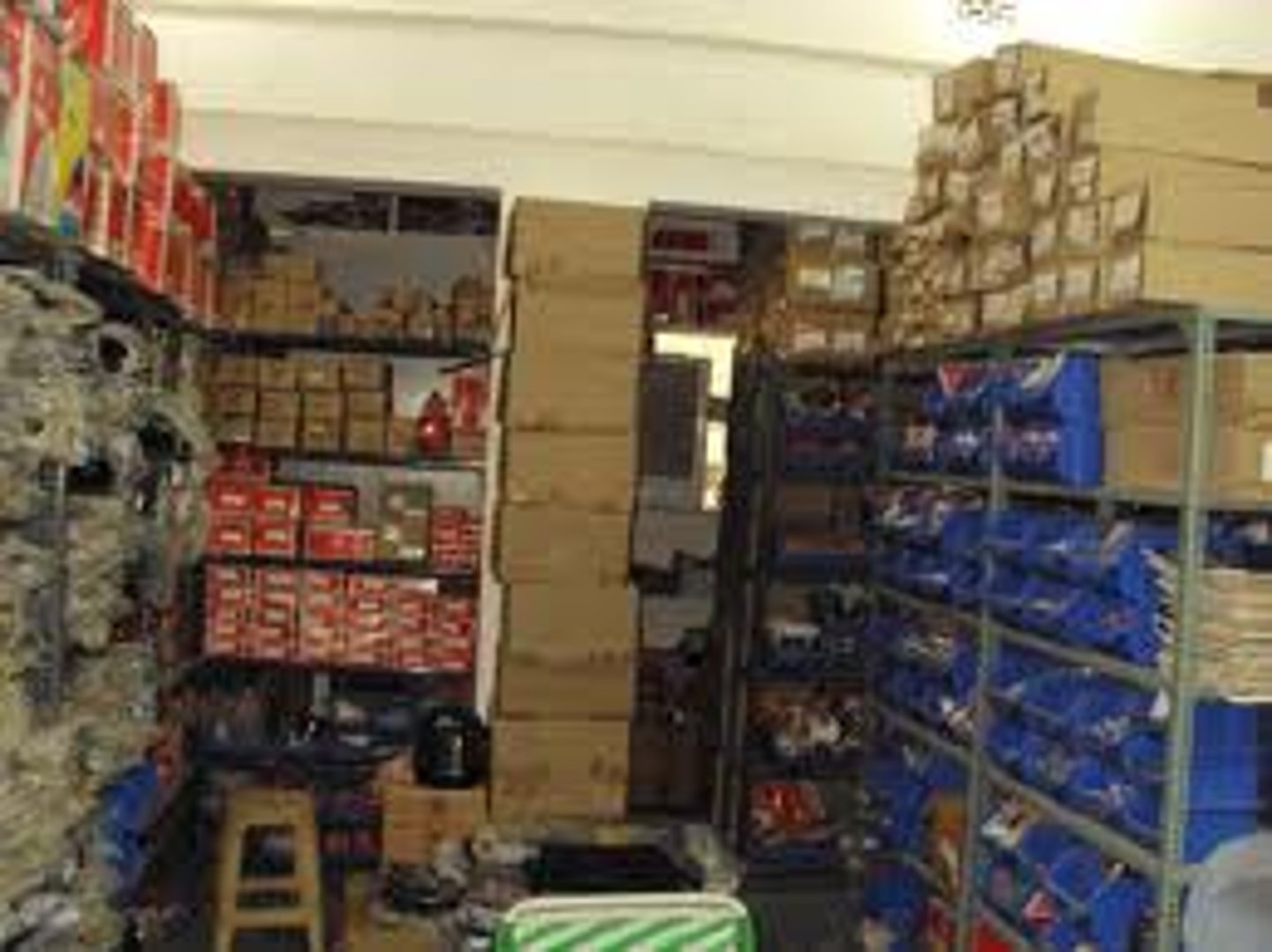 <p>/ˈstɔːruːm/ phòng kho Put the boxes in the storeroom.</p>