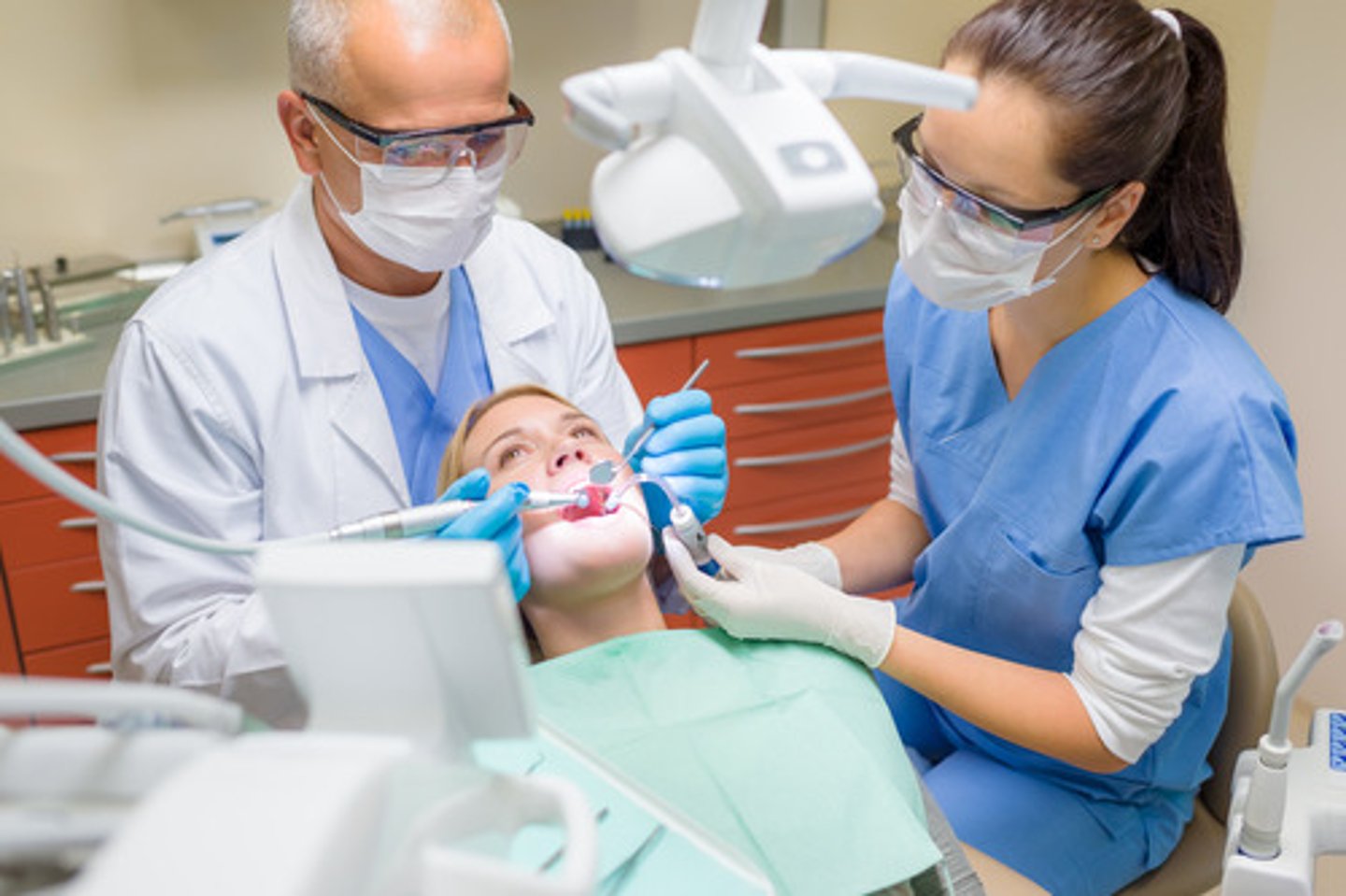<p>person working directly with the dentist and increasing their efficiency; a diverse job requiring dental knowledge, clinical skills and interpersonal skills.</p><p>May expose/process radiographs, provide instructions on oral care for clients, make impressions of clients' teeth for study models, assist the dentist in procedures, control dental materials, make dental appliances, develop infection control protocol, prepare equipment, record client information and treatment and perform office management tasks.</p>