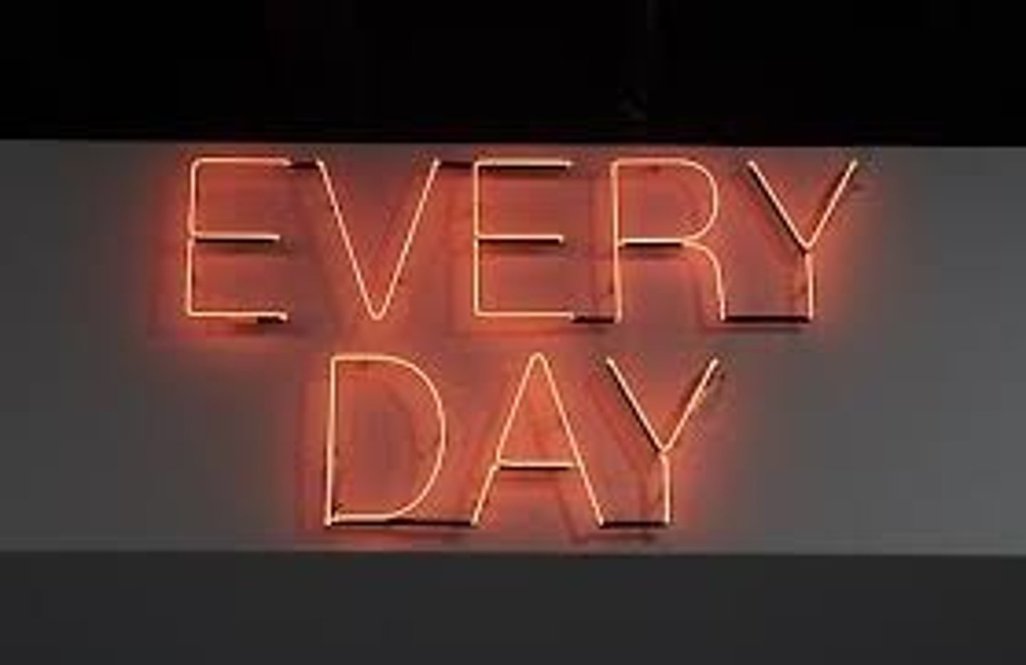 <p>of everyday (used to describe nouns)</p>