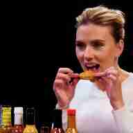 <p>Scarlet Johansen eating sushi(Sushi)</p>