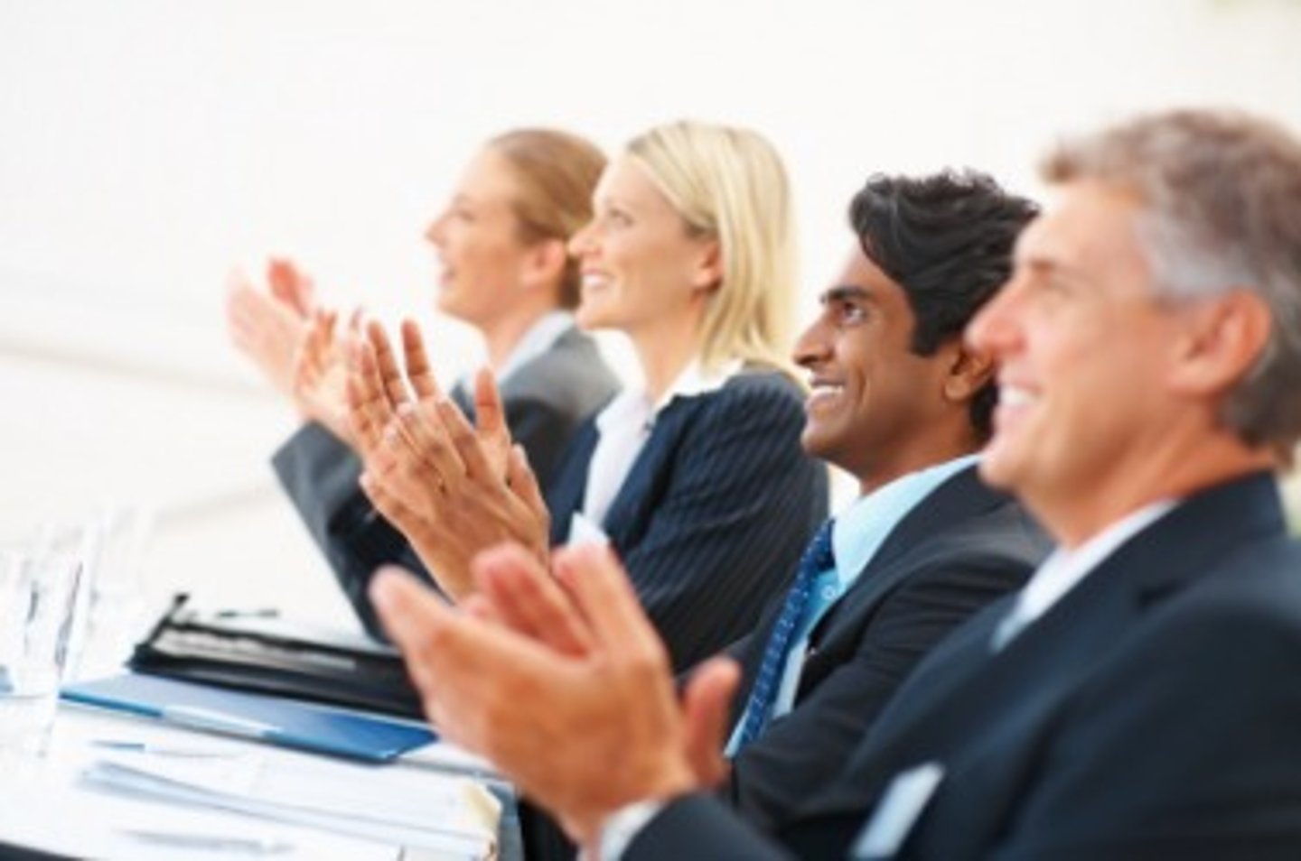 <p>v. trân trọng</p>