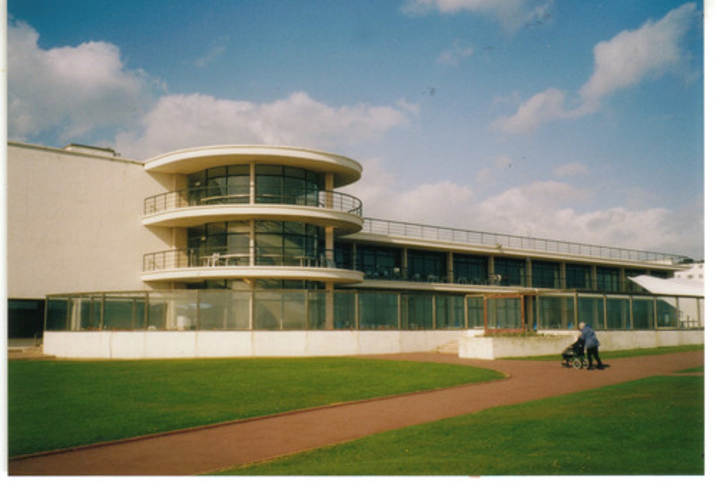 <p>tent or light building used for shelter or exhibitions</p><p>khán đài</p>