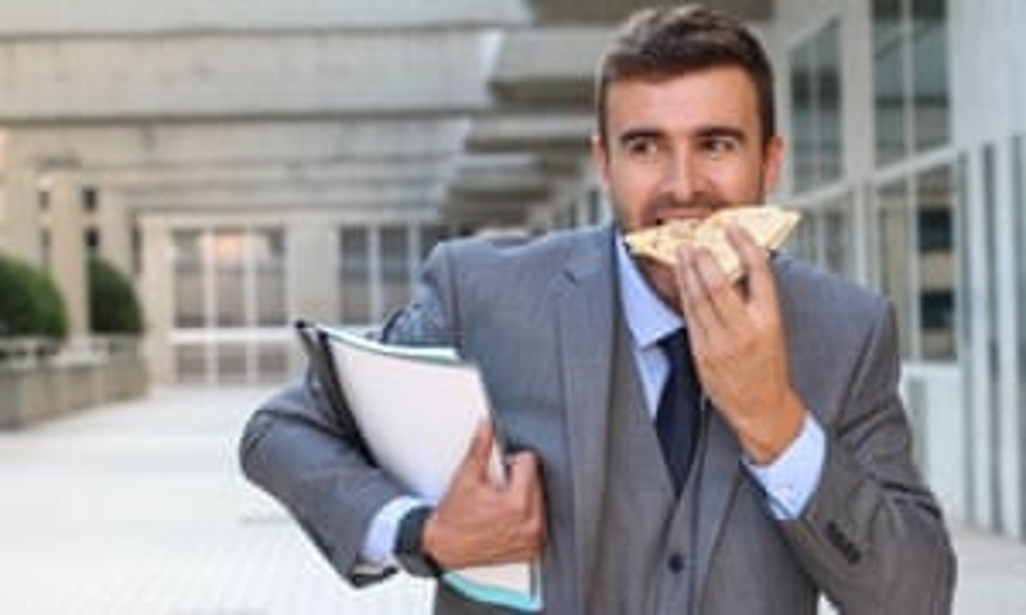 <p>Bir şeyler yemek/Atıştırmak</p>