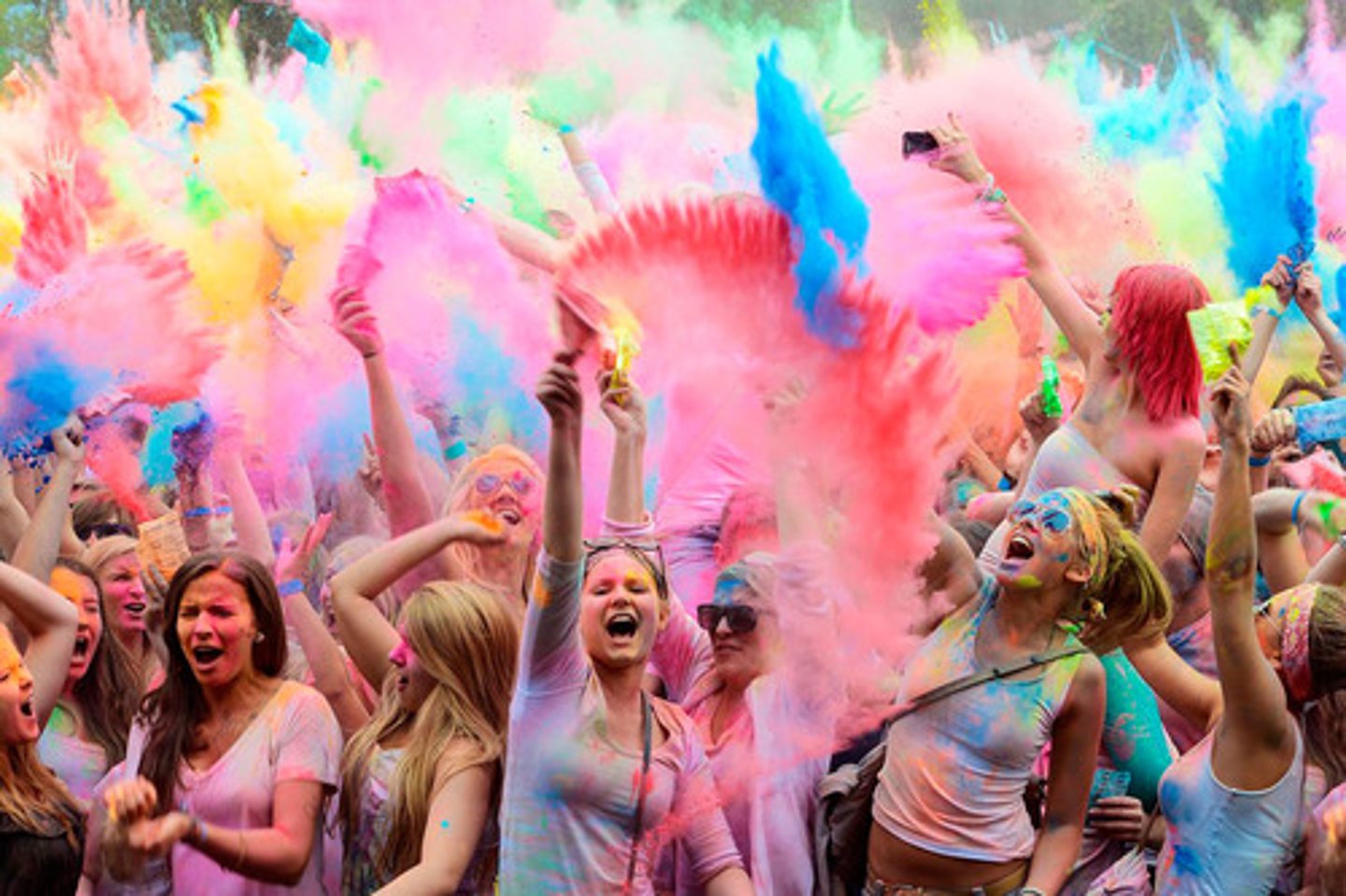 <p>np • /ˈfestɪvəl ˈɡəʊə/ • A person who attends a festival. • Người tham dự lễ hội • "Festival goers enjoyed the live music and street performances."</p>