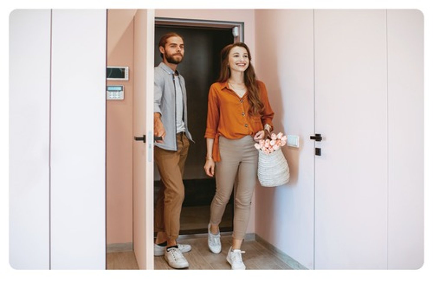 <p>to go into a place: đi vào, bước vào</p>