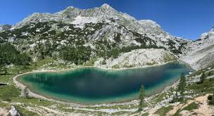 <ul><li><p>ledeniško akumulacijska oblika, ki nastane za čelnimi morenami, kjer ležijo prečno na dolino</p></li><li><p>voda se zbira v kotanji, ki jo je poglobil ledenik in na dnu odložil vodoneprepusten material (talno ledeniško moreno)</p></li></ul><p></p>