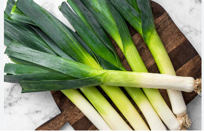 <p>A vegetable with long white stem and long flat green leaves, which tastes like a onion.</p><p>I don't like =…=.</p>