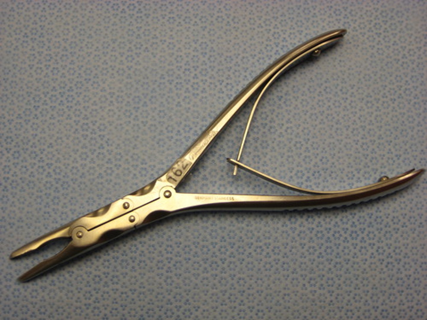 <p>Handheld, Sharp, cupped tips, Finer edges than wire cutters, Used to cut small pieces of dense tissue; Bone, cartilage, fibrous tissue</p><p>Stille-Luer Duckbill Rongeur - Points to the side</p><p>Leksell Laminectomy Rongeur - Points straight from the handle</p>