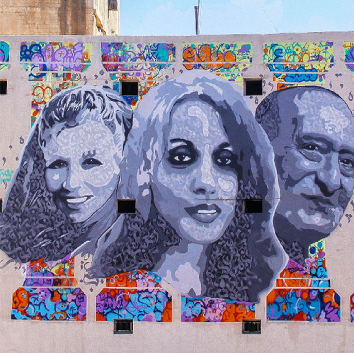 <p>- Paints three Lebanese legends : Fairuz, Sabah, and Wanhdih El Safi<br>- Uses calligraffiti</p>