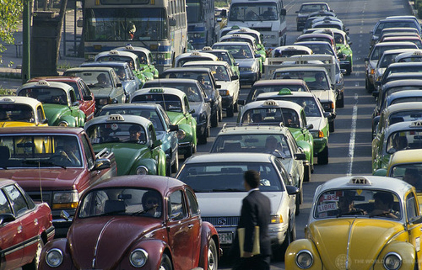 <p>sự ùn tắc (Traffic congestion is a common problem in big cities.)</p>