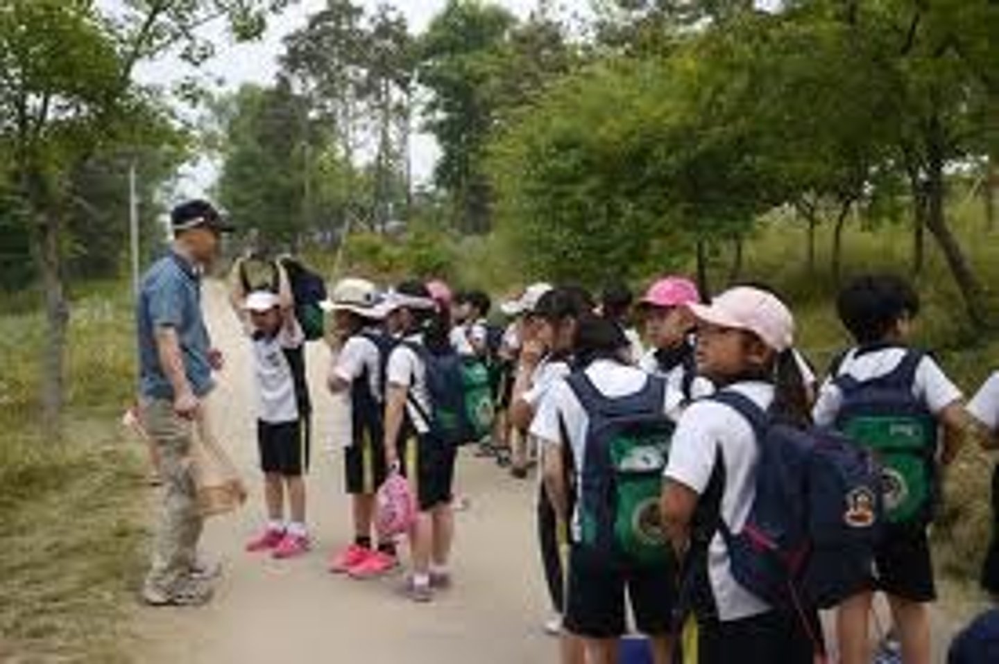 <p>(n.phr): chuyến đi thực tế</p>