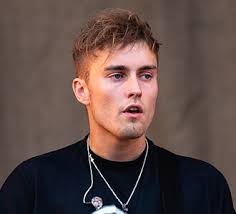 <p>Sam Fender </p>