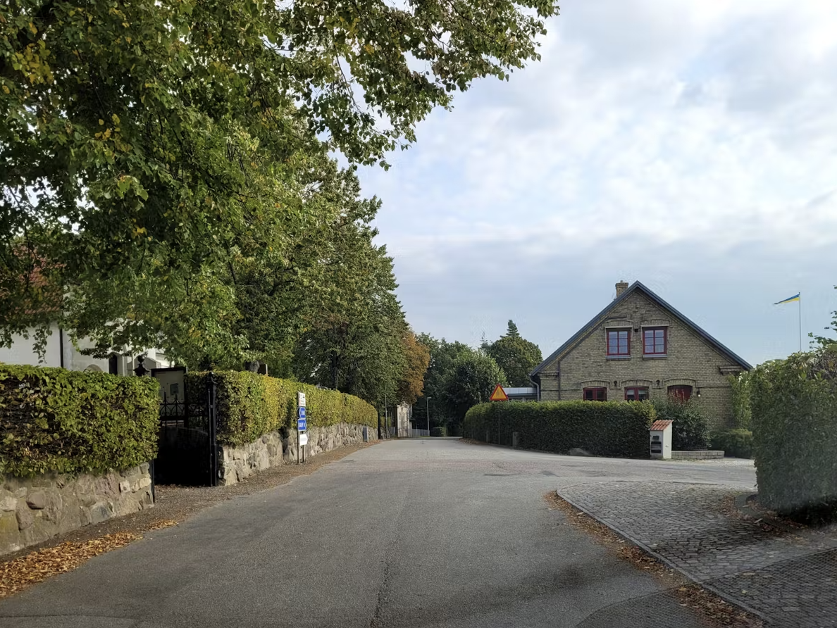 <p><span>Du kör just nu på 3:ans växel och ska svänga till höger. Sikten är skymd i korsningen så du väljer att växla ner till 2:ans växel. Varför bör du bromsa innan du växlar ner?</span></p>