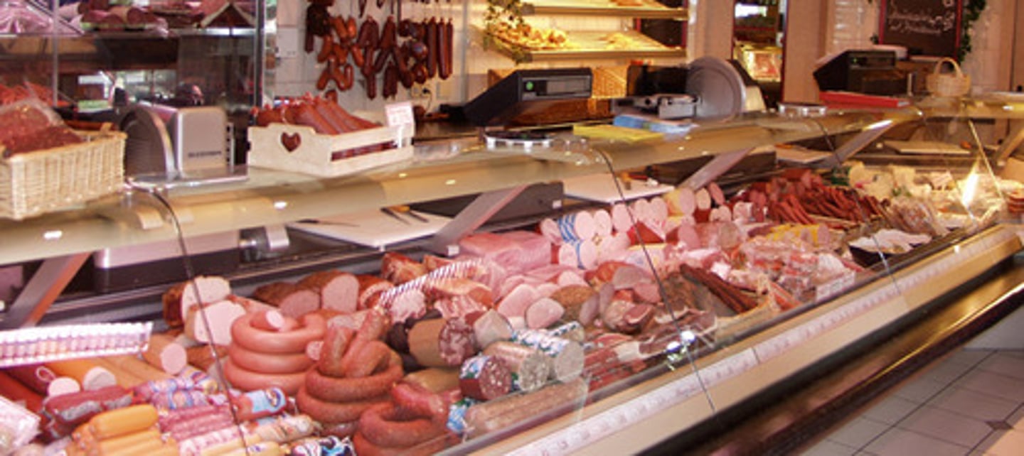 <p>Hier kauft man Wurst, Hamburger, Steak und andere Fleischsorten.</p>