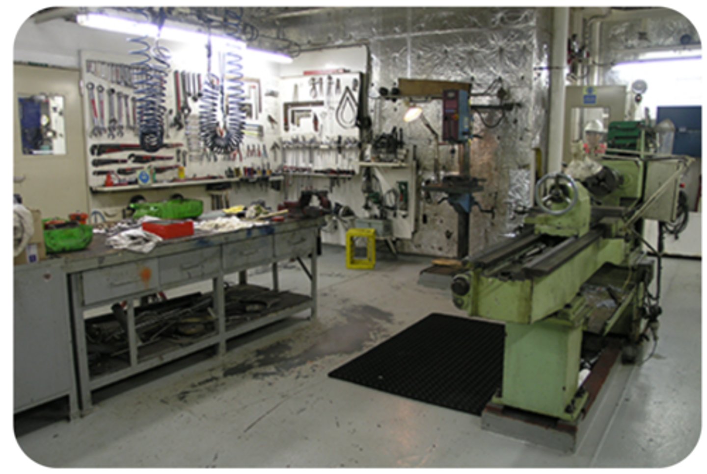 <p>(n) phân xưởng, hội thảo</p>