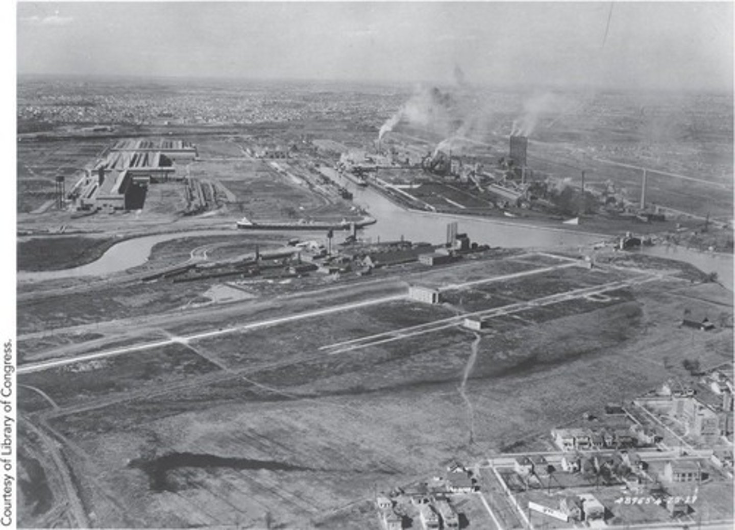<p>Self-sustained factory complex located in Dearborn, MI, consisting of 93 buildings, 100 miles of rail tracks, 120 miles of conveyor belts, and covering 2,000 acres.</p>