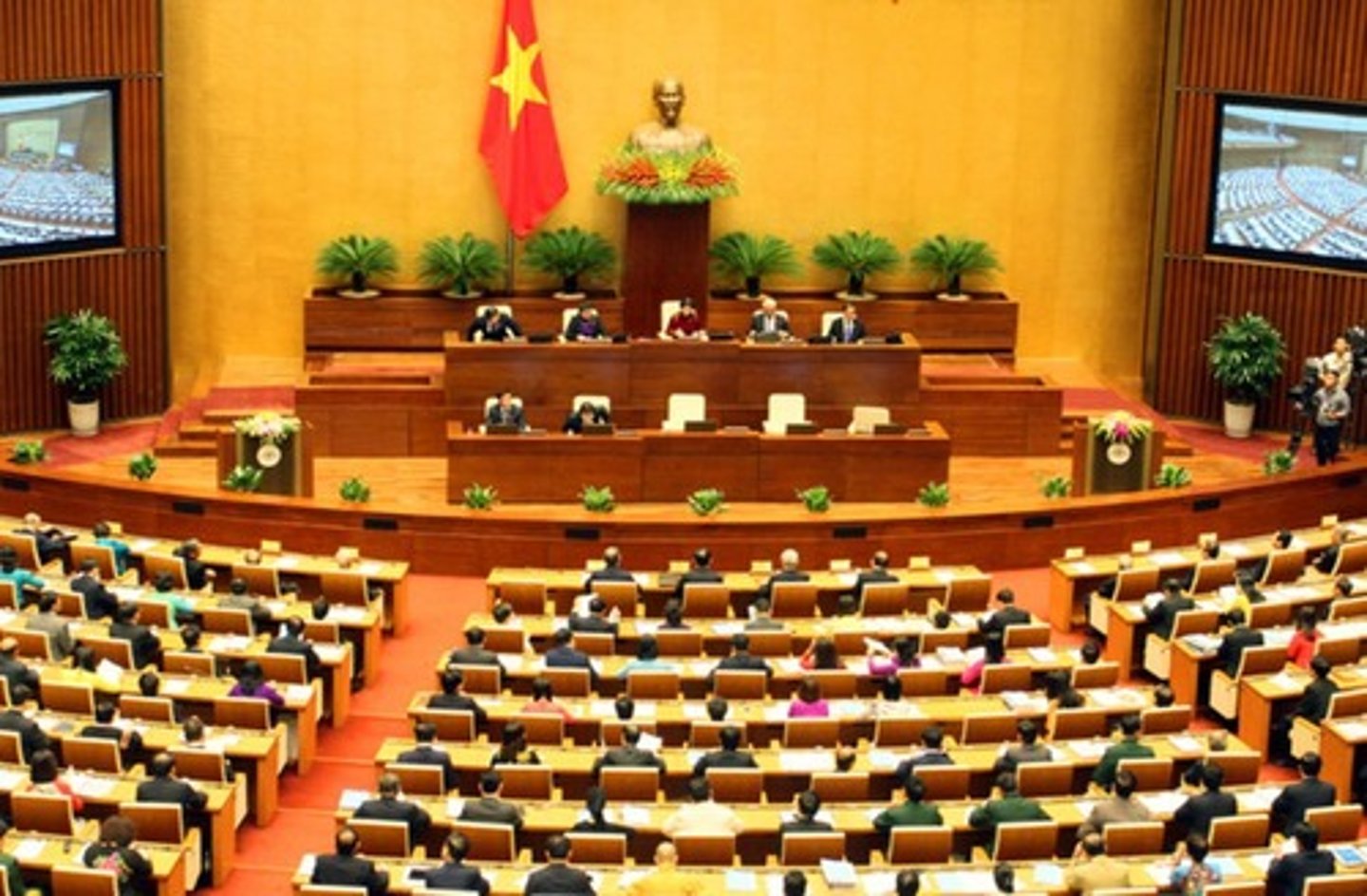 <p>đại hội, Quốc hội<br><strong>The law was passed by Congress last year.</strong><br>→ Luật này được <strong>Quốc hội</strong> thông qua vào năm ngoái.</p>