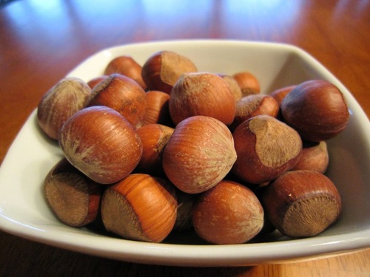 <p>The nut of the hazel tree, used in cooking and confections. (hạt phỉ)</p>