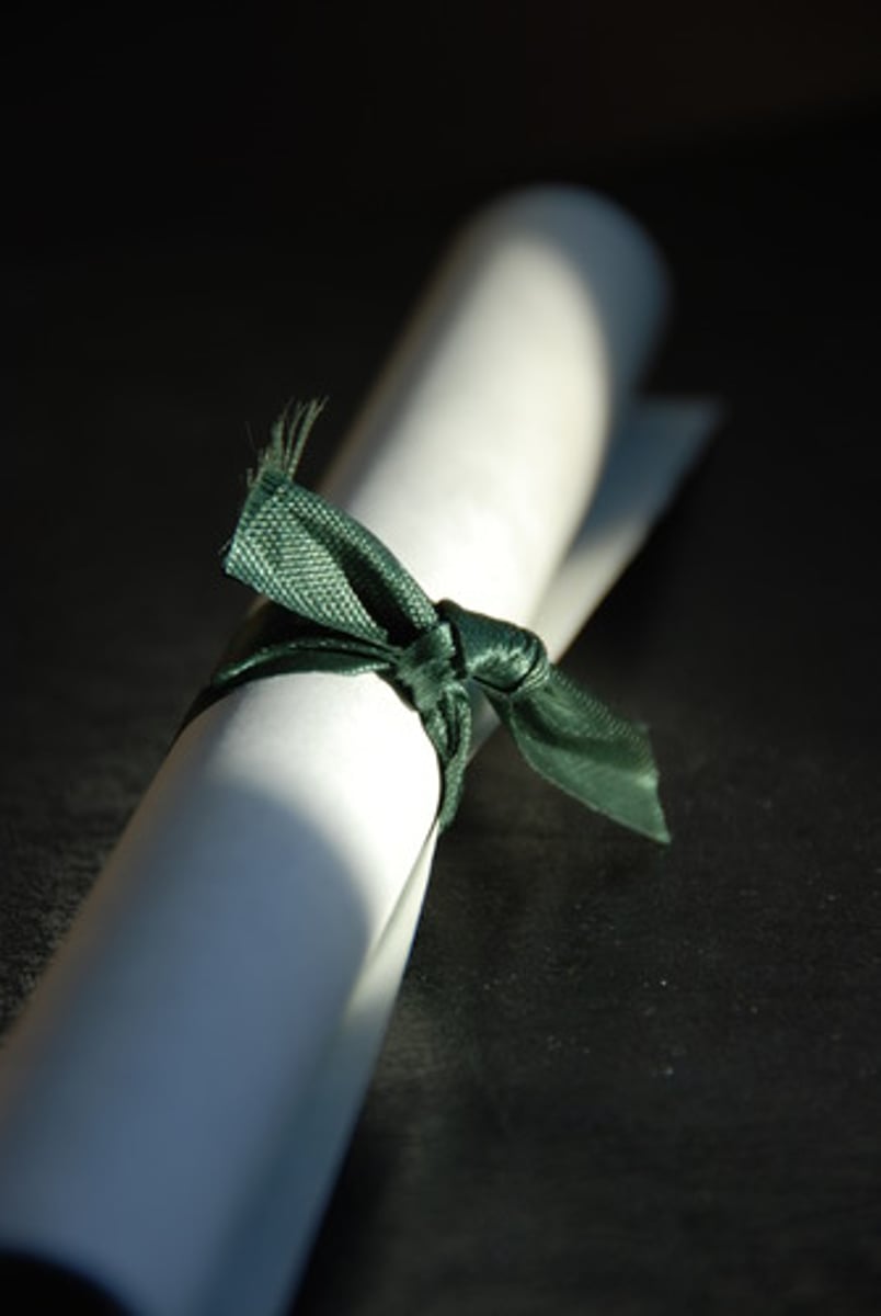 <p>to be a graduate (of)</p>