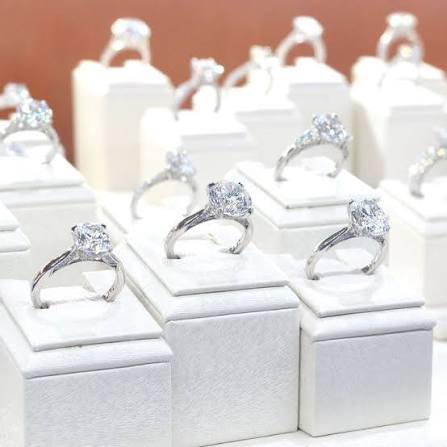 <p>La joyería</p><p>La joyería vendió muchos anillos</p>