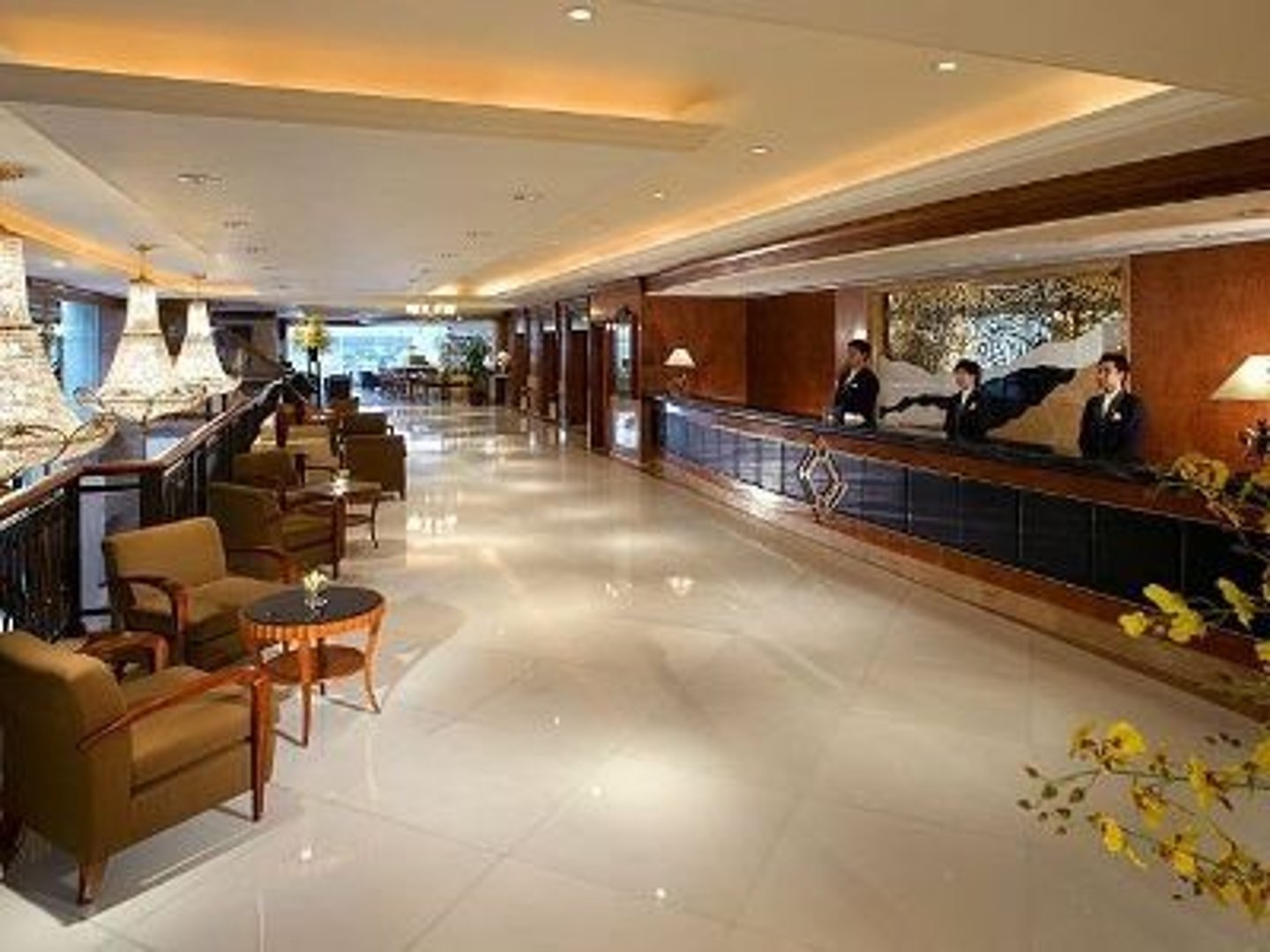 <p>(N - a large, open space just inside the main entrance of a public building such as a hotel, office building, or theater )</p><p>hành lang, sảnh đợi</p>