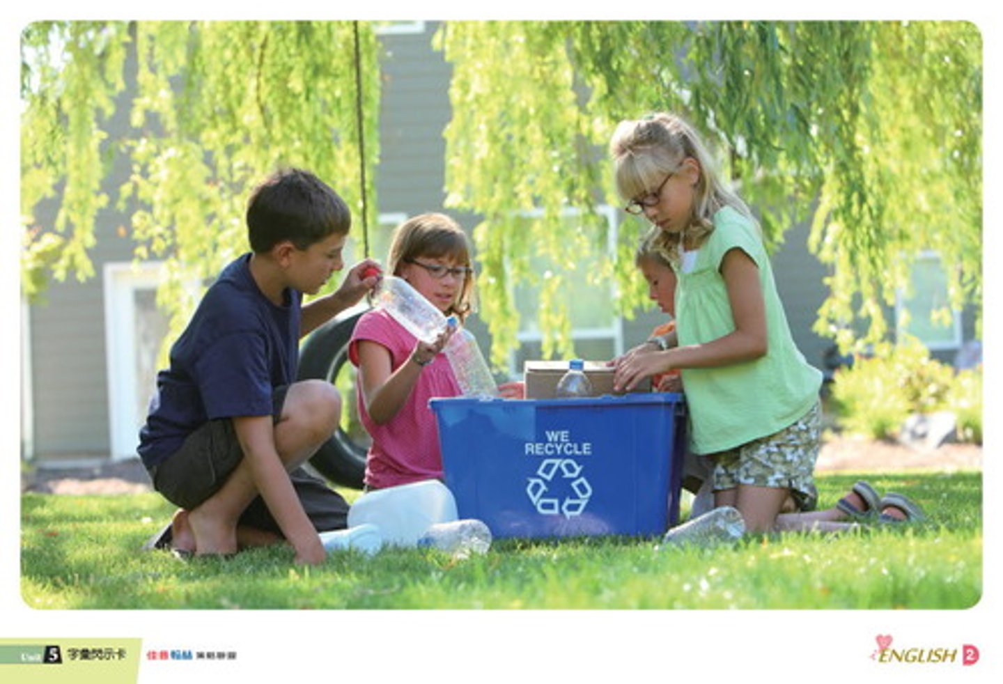 <p>phân loại (Workers sort the items by color and size.)</p>