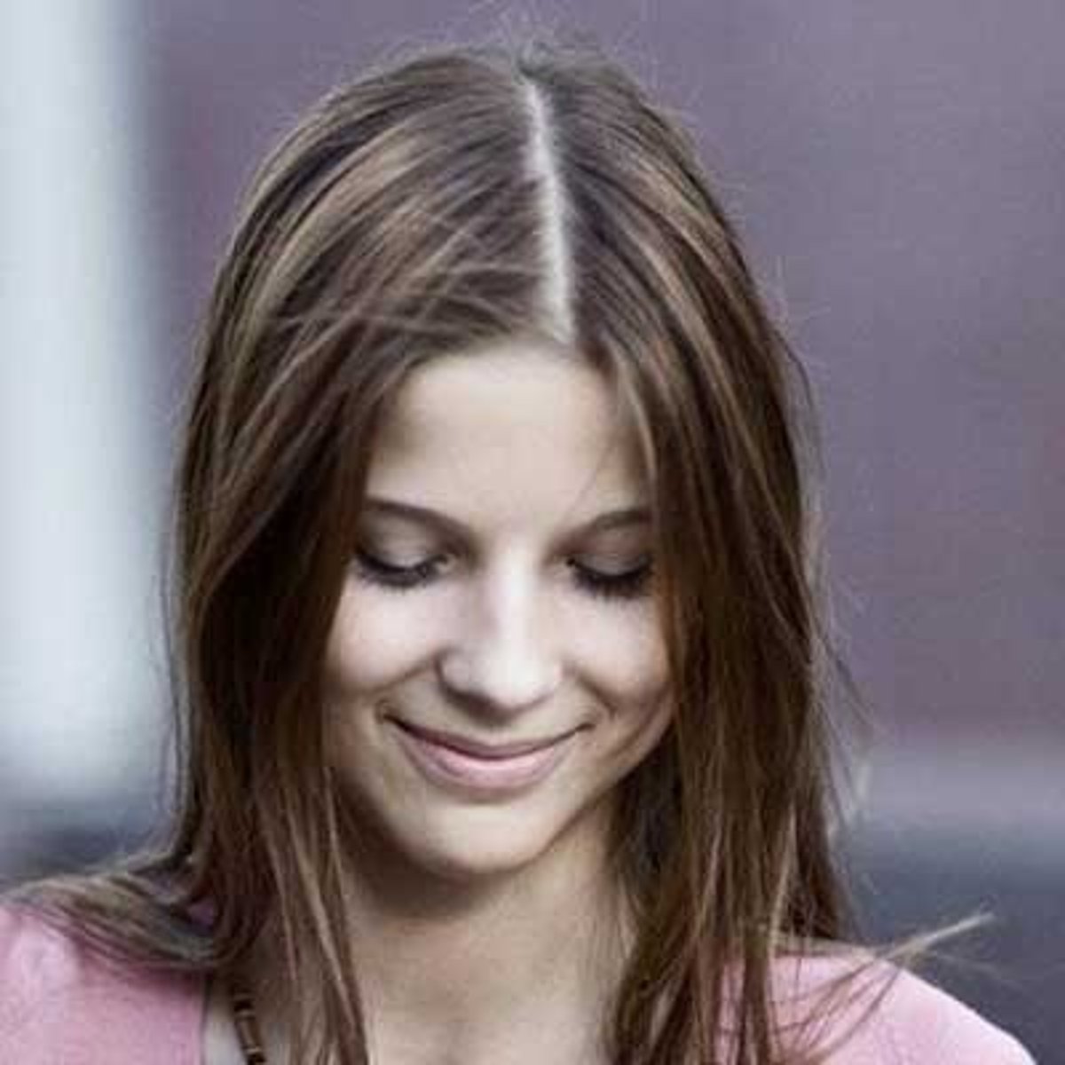 <p>скромный, сдержанный</p>