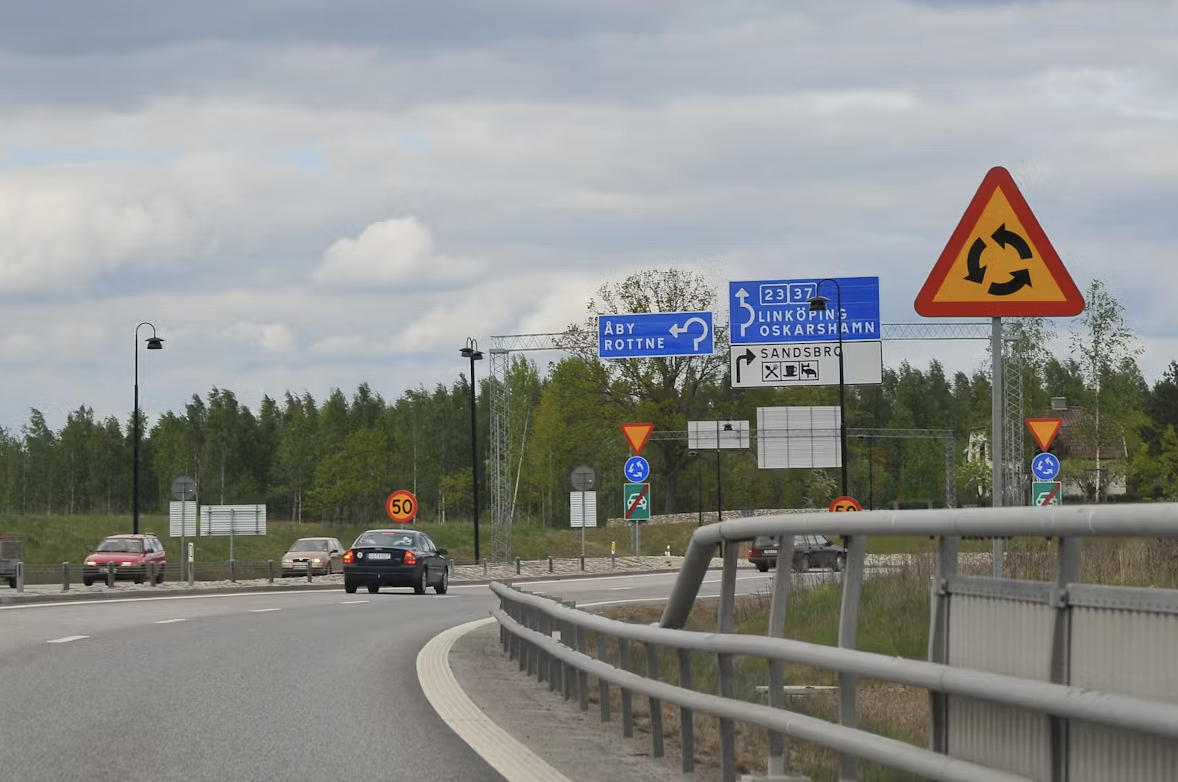 <p><span>Du ska köra till ROTTNE. Vid vilken avfart ska du lämna cirkulationsplatsen?</span></p>