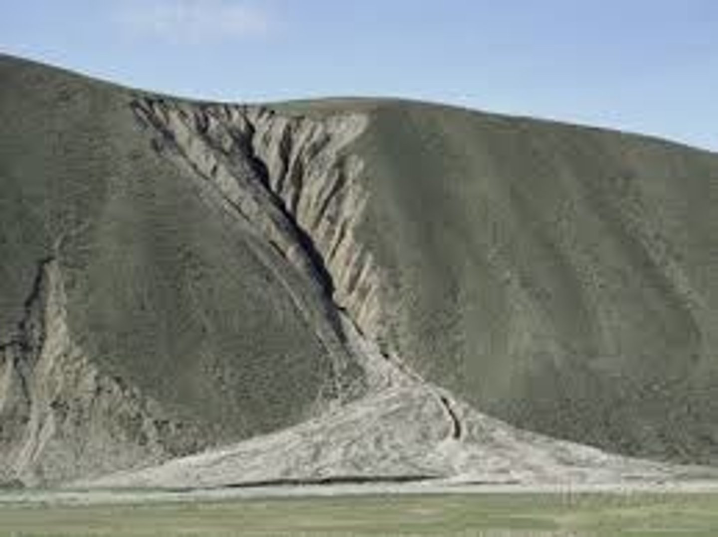 <p>This is a fan-shaped deposit of sediment that is created when a fast-moving mountain stream flows onto a flat plain (forms on dry land)</p>