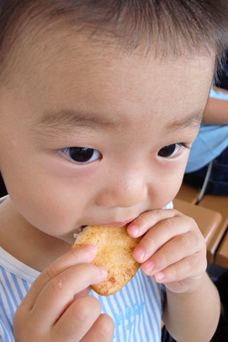 <p>to eat/have a snack</p>