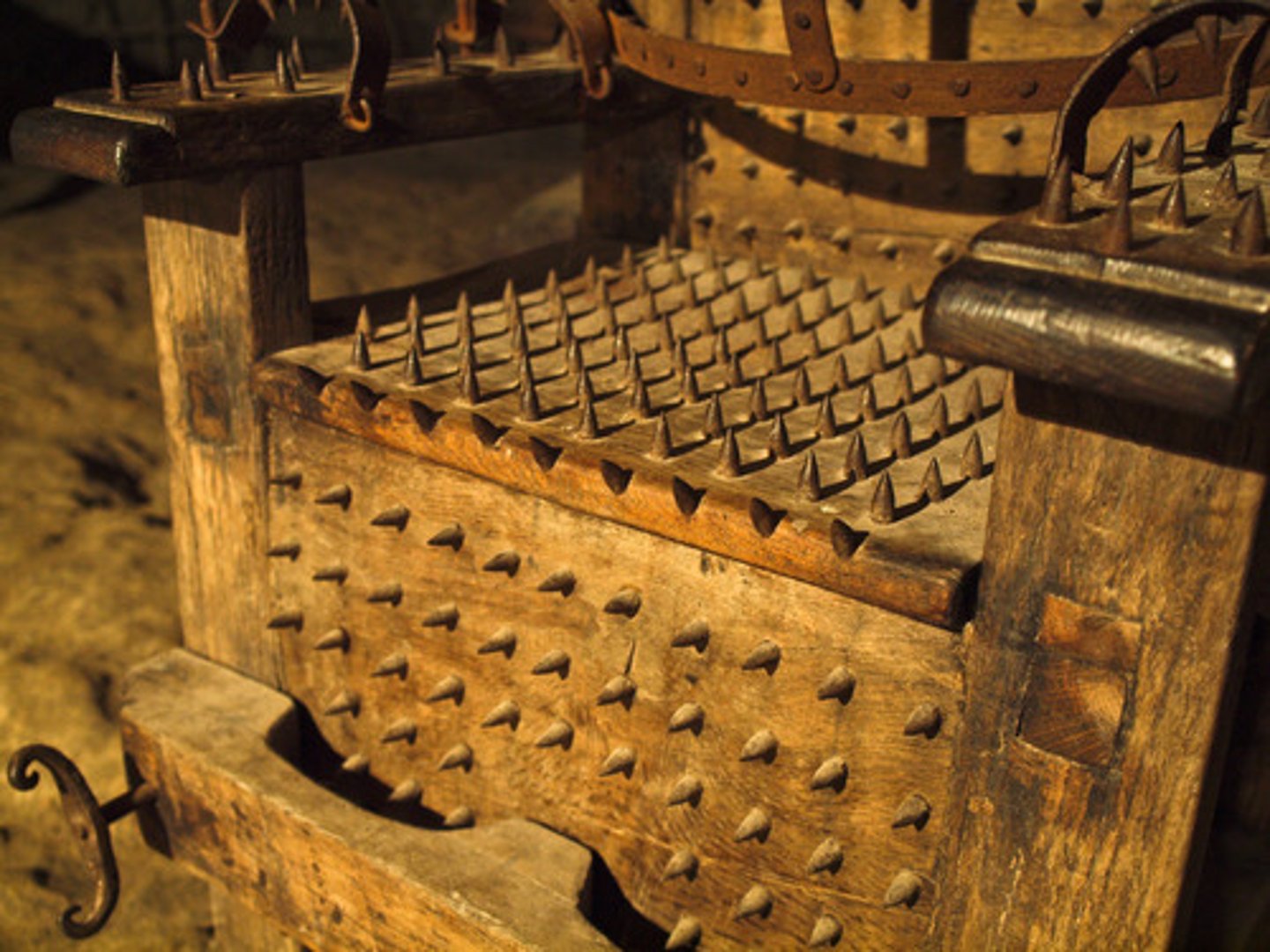 <p>to torture</p>