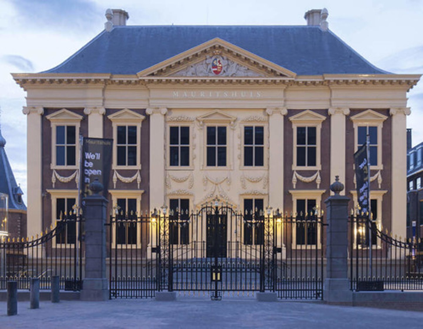 <p>by Jacob van Campen &amp; Pieter Post is a Dutch Palladian style. It has a large art collection, including paintings by Dutch painters such as Rembrandt van Rijn</p>