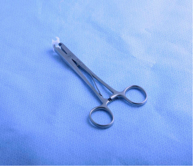 <p>compression hemostasis of the scalp, do not load ahead of time because it will have memory and not close completely, also available in preload guns </p>