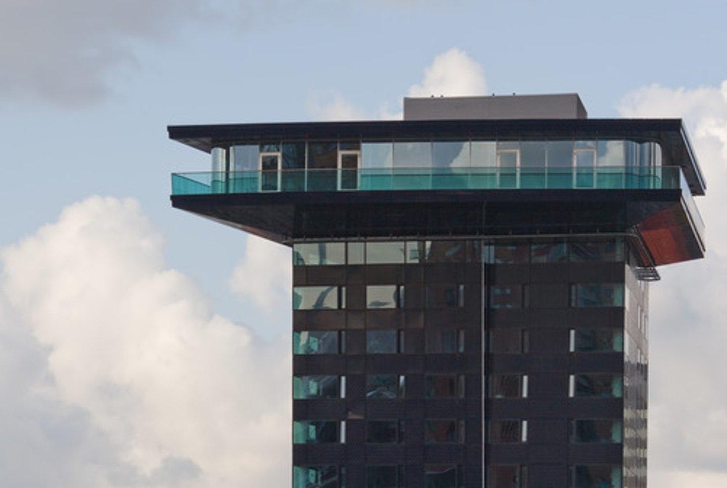 <p>a flat on the top floor of a tall building, typically one that is luxuriously fitted</p><p>The singer is staying in a p______ suite (= set of rooms) in the Hilton.</p>