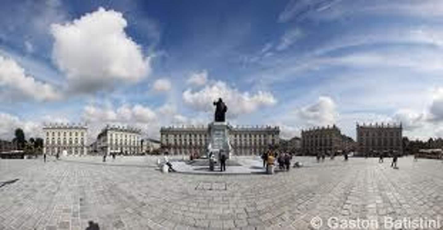 <p>une place</p>