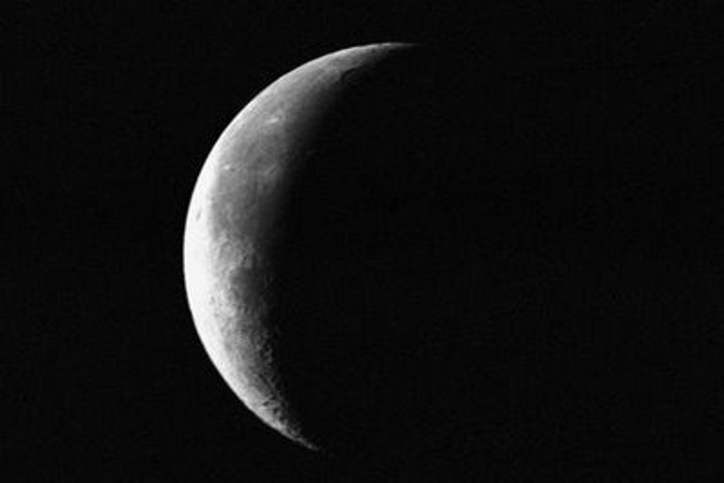 <p>1. (of a state or feeling) decrease in vigor or extent; become weaker.</p><p>2. (of the moon) have a progressively smaller part of its visible surface illuminated, so that it appears to decrease in size.</p>