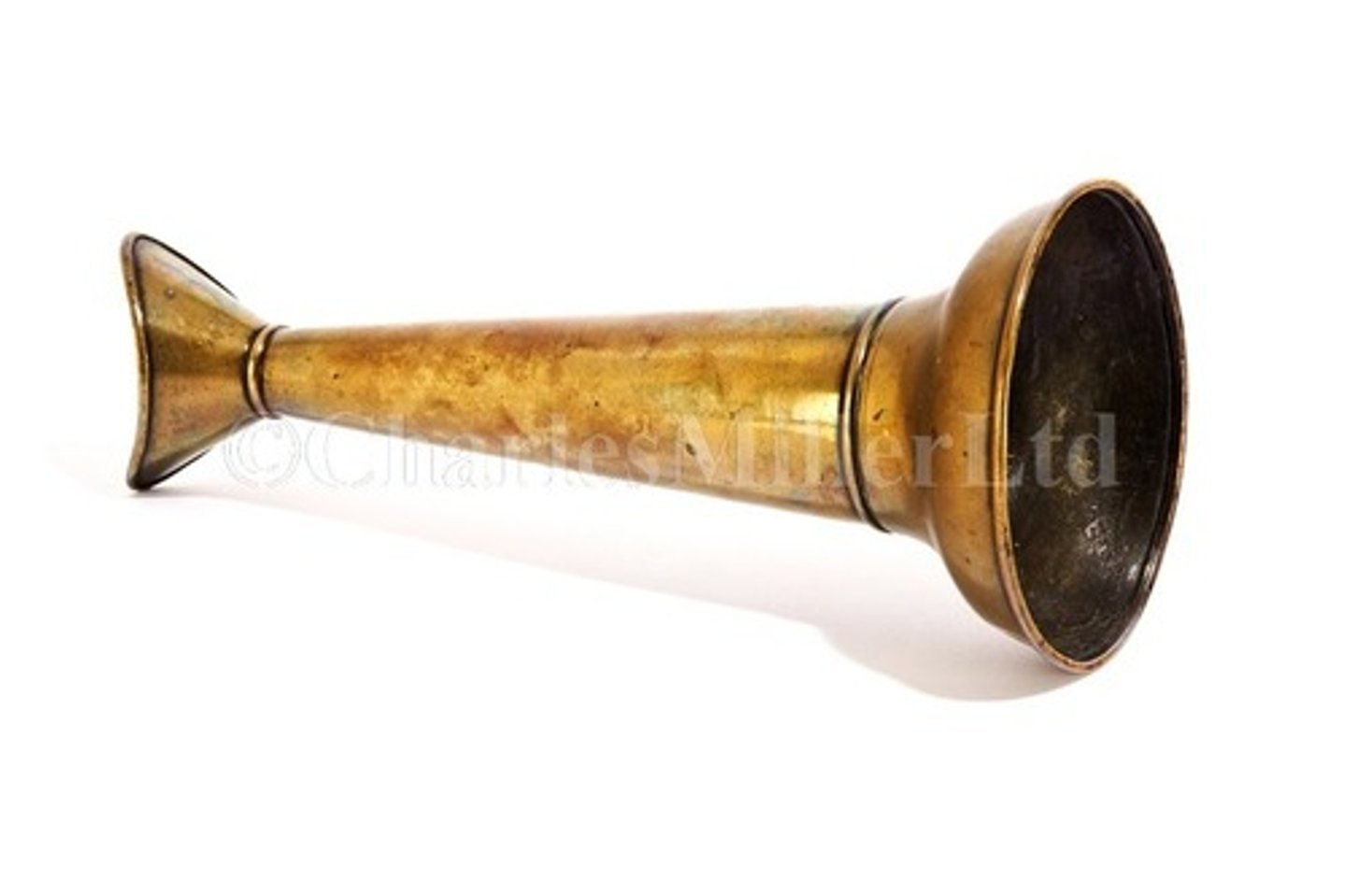 <p>un cor parlant (speaking-horn)</p>