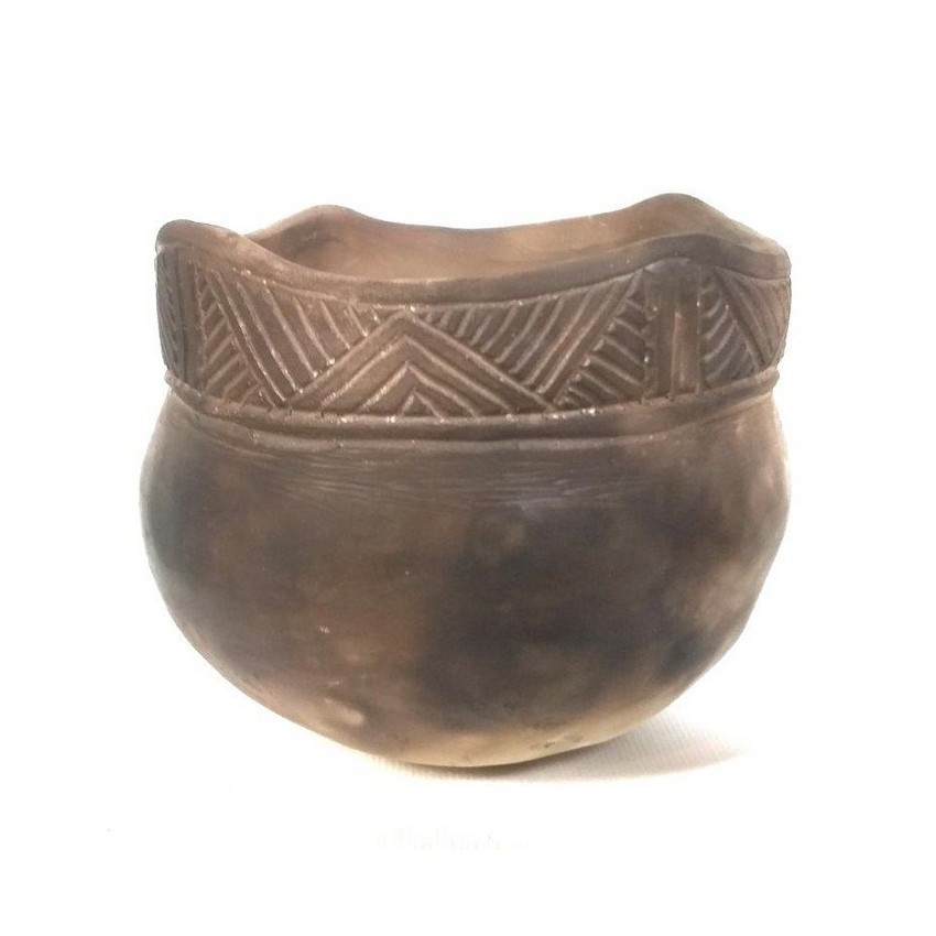 <p>‘points’ around the rim that make a squared, rather than round vessel opening</p>