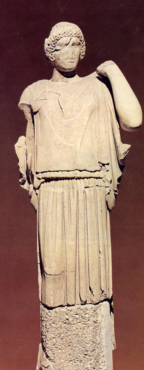 <p>How is detail created in the figure of Hippodameia on the east pediment? (4)</p>